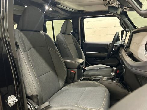 Used 2025 Jeep Wrangler Unlimited Sahara AWD/4WD image 2