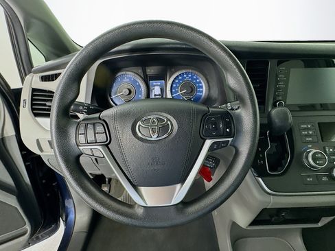 Certified 2020 Toyota Sienna L FWD image 11