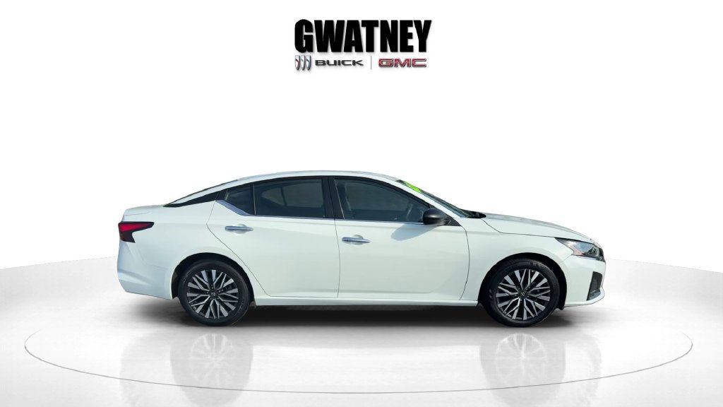 Used 2025 Nissan Altima 2.5 SV FWD image 2