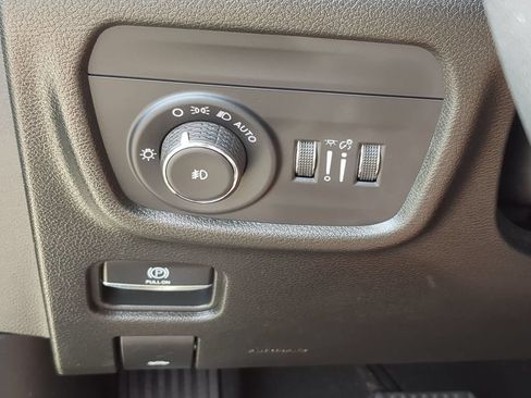 Used 2023 Jeep Grand Cherokee Limited AWD/4WD image 20