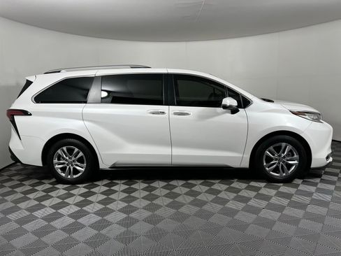 Certified 2023 Toyota Sienna Limited image 4
