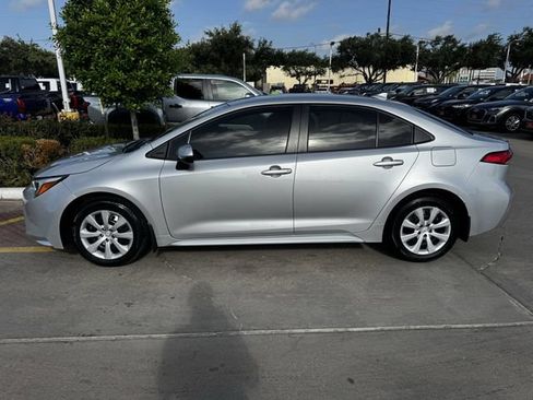 Used 2025 Toyota Corolla LE FWD image 6