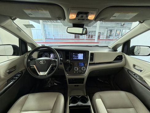Used 2018 Toyota Sienna XLE image 23