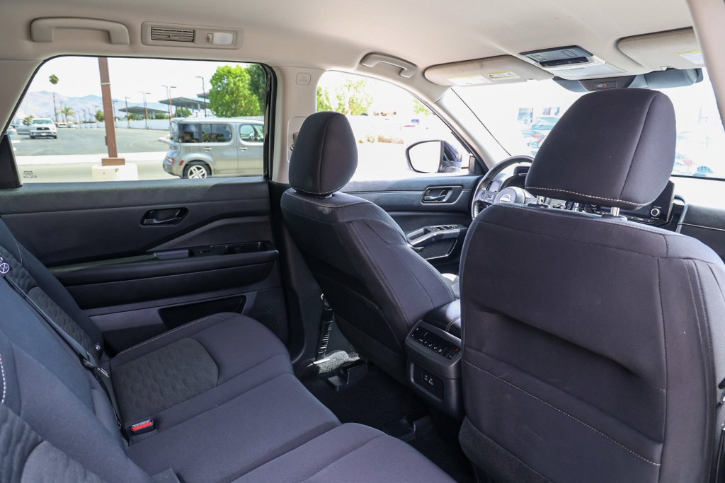 Used 2025 Nissan Pathfinder SV FWD image 18