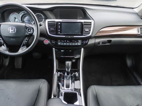 Used 2017 Honda Accord Touring image 10
