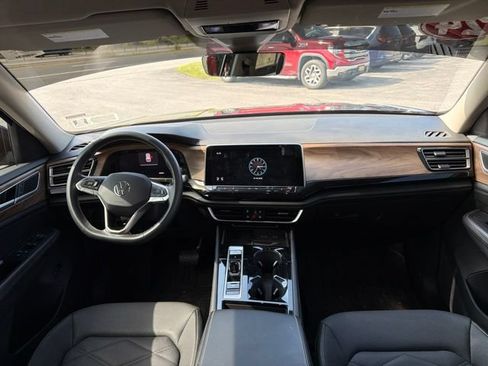 Used 2024 Volkswagen Atlas SE AWD/4WD image 16