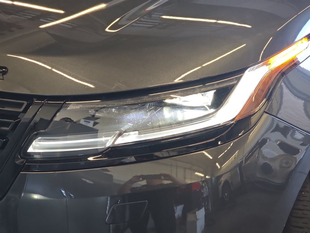 Certified 2025 Land Rover Range Rover Velar Dynamic SE AWD/4WD image 33
