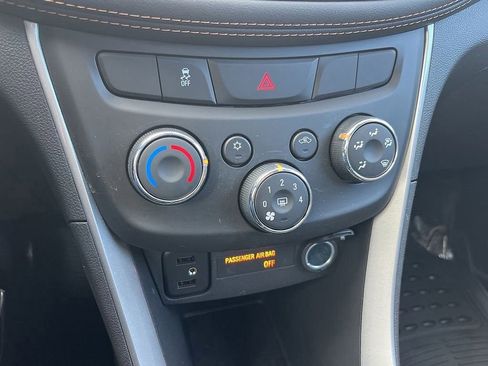 Used 2022 Chevrolet Trax LT w/ LT Convenience Package image 35