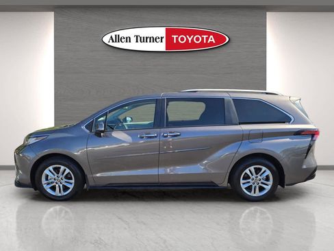 Used 2024 Toyota Sienna Limited FWD image 9