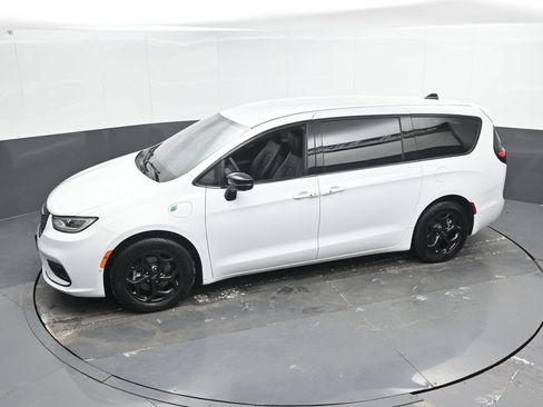 Used 2024 Chrysler Pacifica Limited FWD image 43