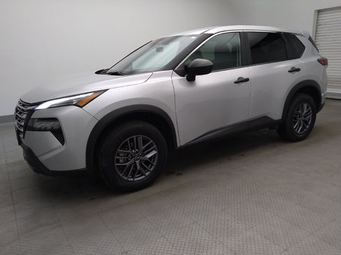 Used 2024 Nissan Rogue S AWD/4WD image 2