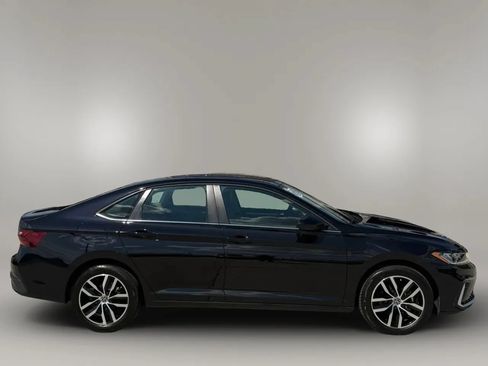 Used 2025 Volkswagen Jetta SE FWD image 8
