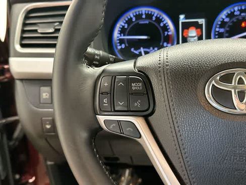Used 2019 Toyota Highlander XLE w/ Carpet Mat Package (TMS) AWD/4WD image 9