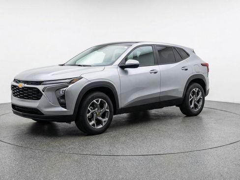 Used 2025 Chevrolet Trax LT image 3