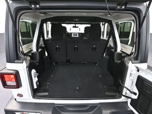 Used 2019 Jeep Wrangler Unlimited Sahara AWD/4WD image 39