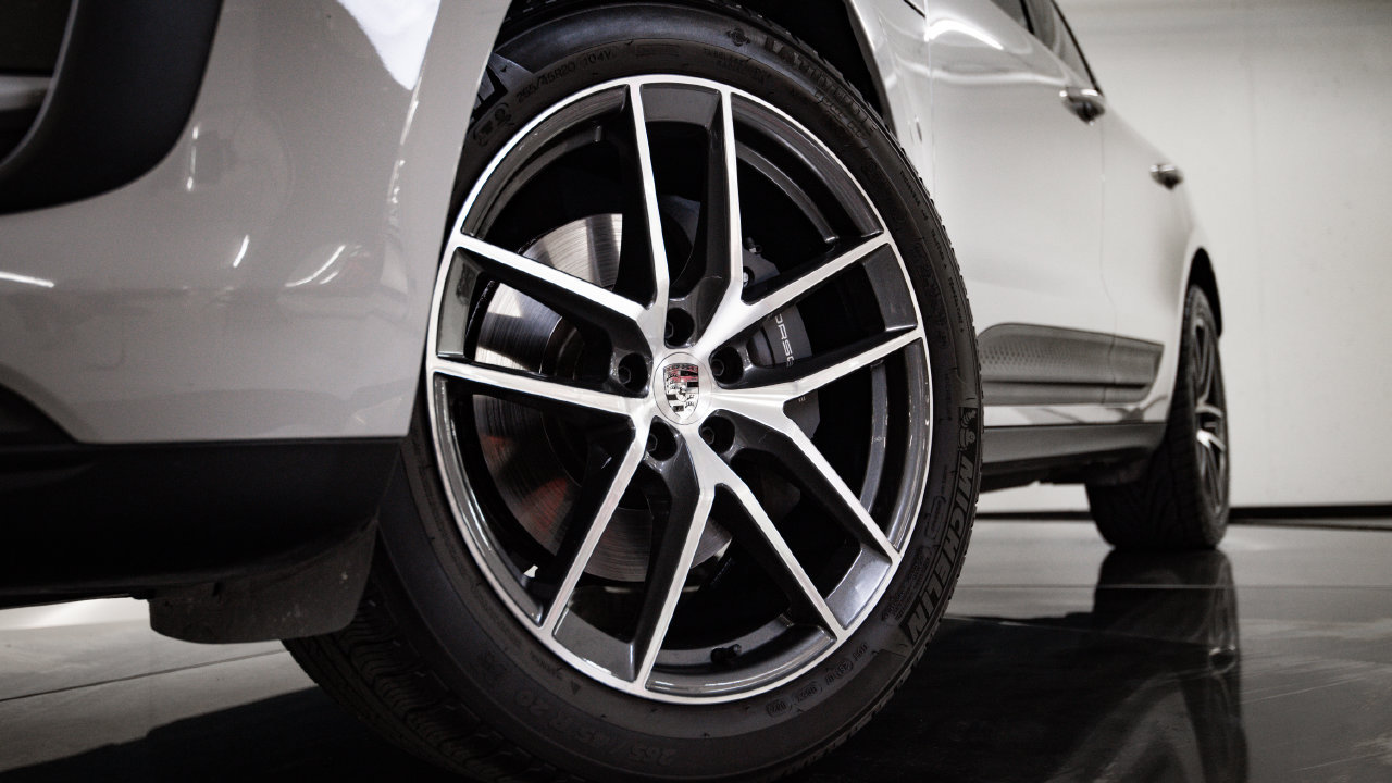 Certified 2023 Porsche Macan AWD/4WD image 12