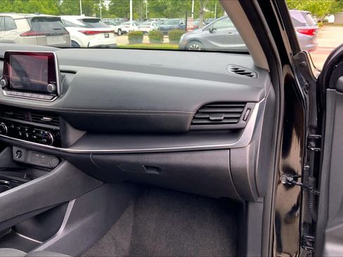 Used 2024 Nissan Rogue S FWD image 17