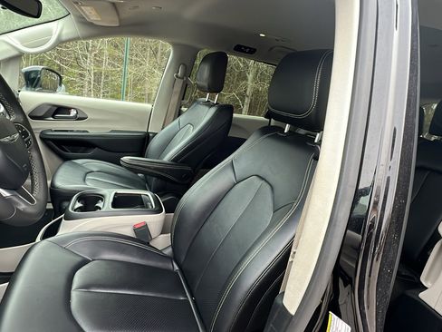 Used 2024 Chrysler Pacifica Touring-L image 17