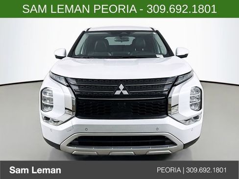 Used 2024 Mitsubishi Outlander SE image 2