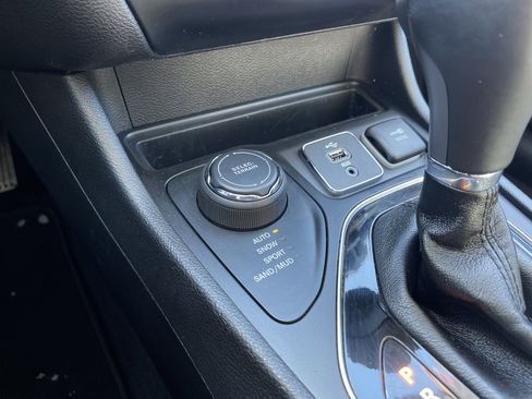 Used 2019 Jeep Cherokee Limited image 21