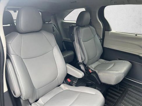 Used 2023 Toyota Sienna XLE image 21