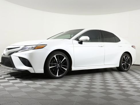 Used 2018 Toyota Camry XSE image 1