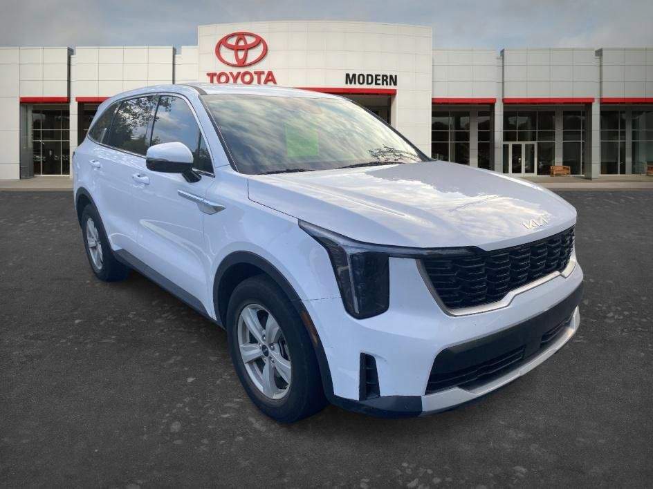 Used 2025 Kia Sorento LX FWD image 6