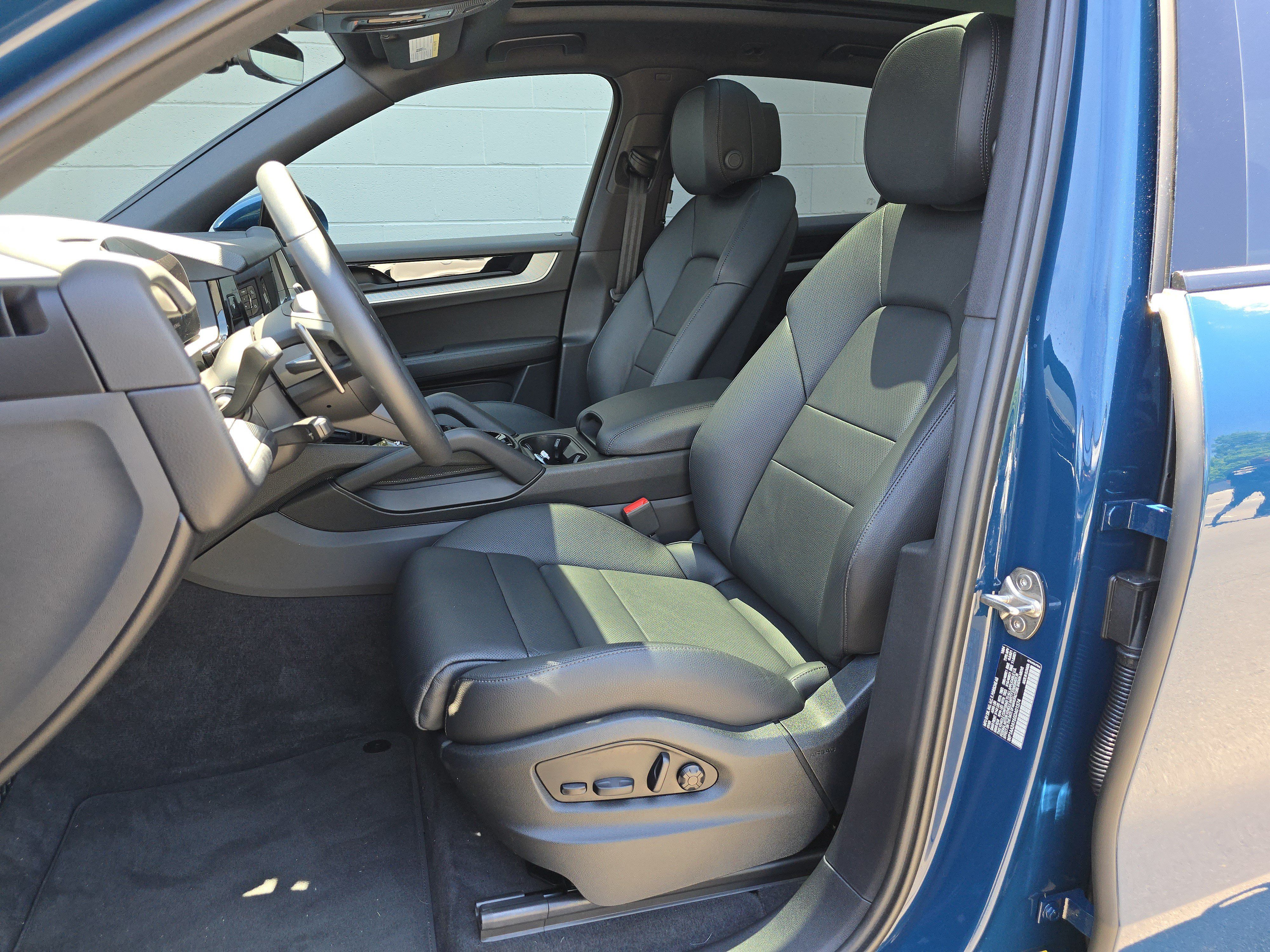 Certified 2025 Porsche Cayenne AWD/4WD image 5