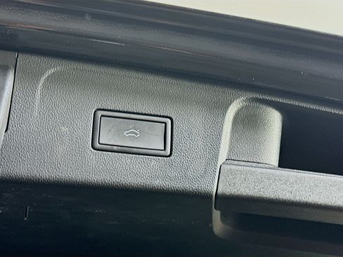 Used 2025 Volkswagen Atlas SE image 31