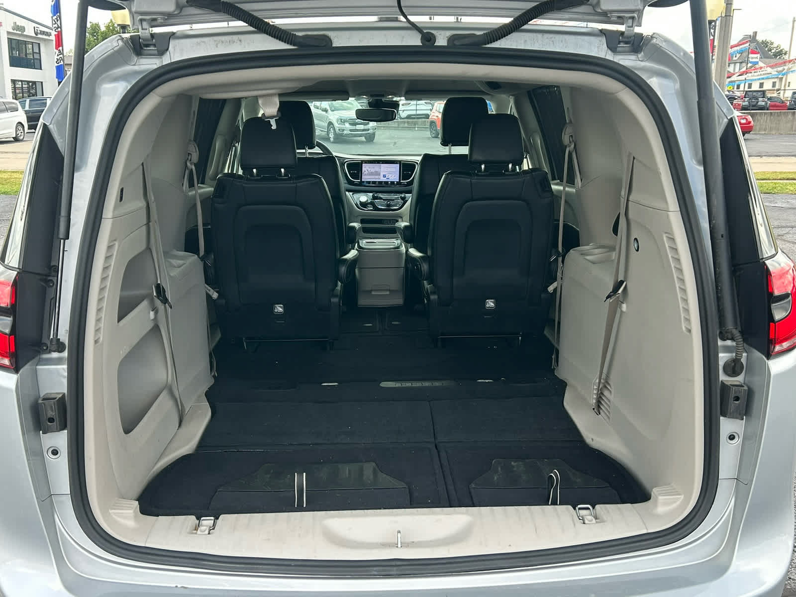 Used 2024 Chrysler Pacifica Touring-L FWD image 7