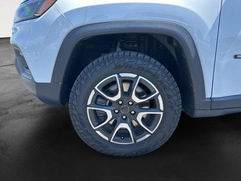 Used 2025 Jeep Compass Trailhawk AWD/4WD image 23