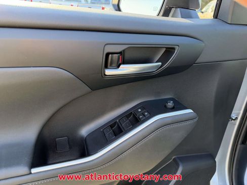 Used 2023 Toyota Highlander XLE AWD/4WD image 23