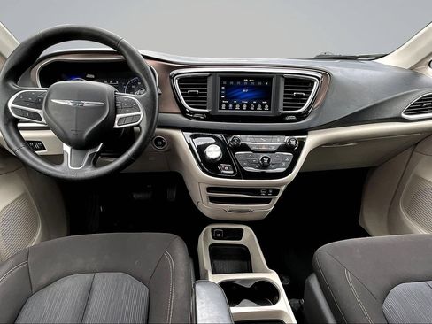 Used 2020 Chrysler Voyager LX FWD image 8