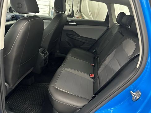 Used 2023 Volkswagen Taos SE w/ Panoramic Sunroof Package FWD image 25
