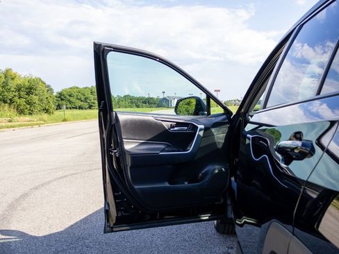 Used 2023 Toyota RAV4 XLE Premium image 19