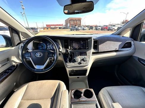 Used 2019 Toyota Sienna XLE w/ XLE Navigation Package image 31