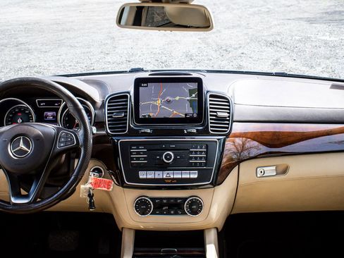 Used 2018 Mercedes-Benz GLE 550e 4MATIC image 13