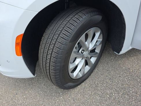 New 2027 Chrysler Pacifica Select AWD/4WD image 35