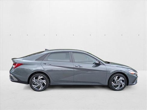 New 2025 Hyundai Elantra SEL image 9