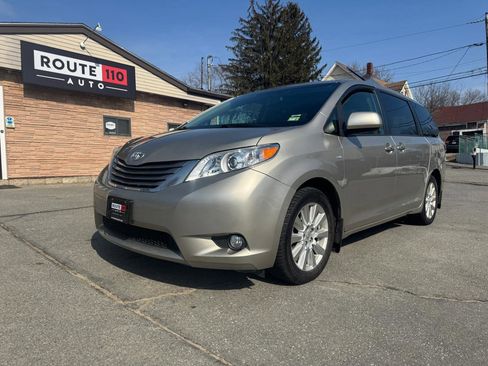 Used 2017 Toyota Sienna XLE image 1
