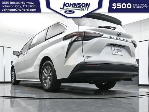 Used 2024 Toyota Sienna XLE FWD image 31