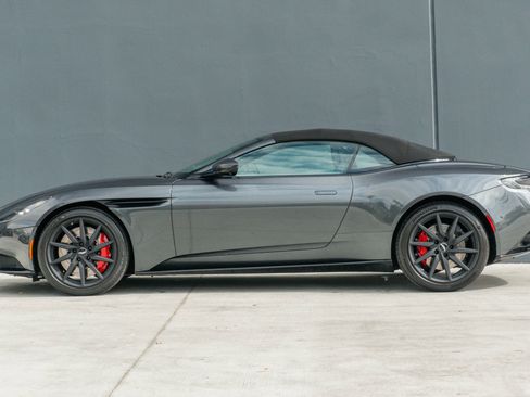Used 2021 Aston Martin DB11 Volante image 2