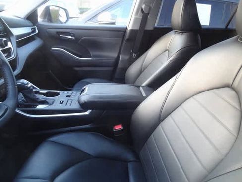 Used 2024 Toyota Highlander XLE image 9