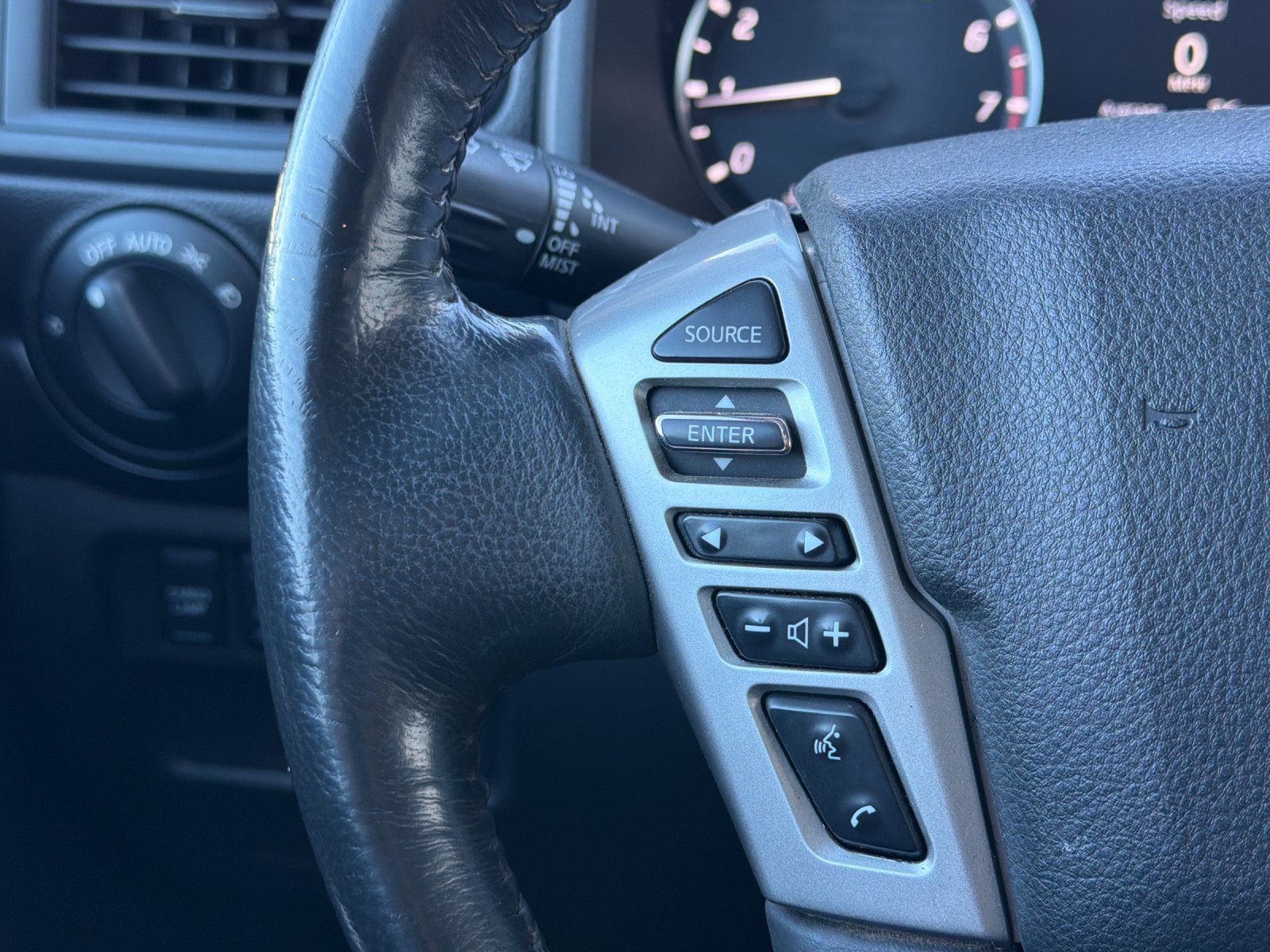 Used 2024 Nissan Titan SV w/ SV Convenience Package RWD image 26