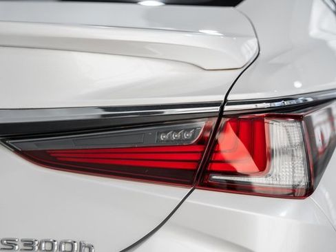 Used 2023 Lexus ES 300h w/ Luxury Package image 6