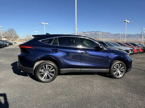 Used 2021 Toyota Venza LE w/ Carpet Mat Package (TMS) image 4