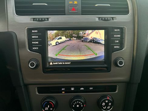 Used 2016 Volkswagen Golf S image 21