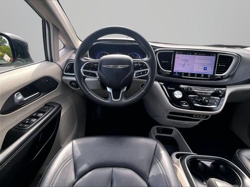Used 2024 Chrysler Pacifica Touring-L FWD image 6