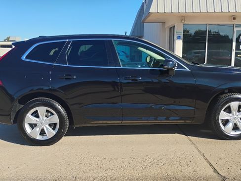 Used 2022 Volvo XC60 B5 Momentum image 9