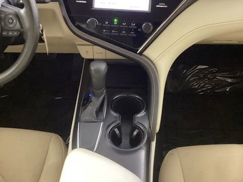 Used 2018 Toyota Camry LE image 19